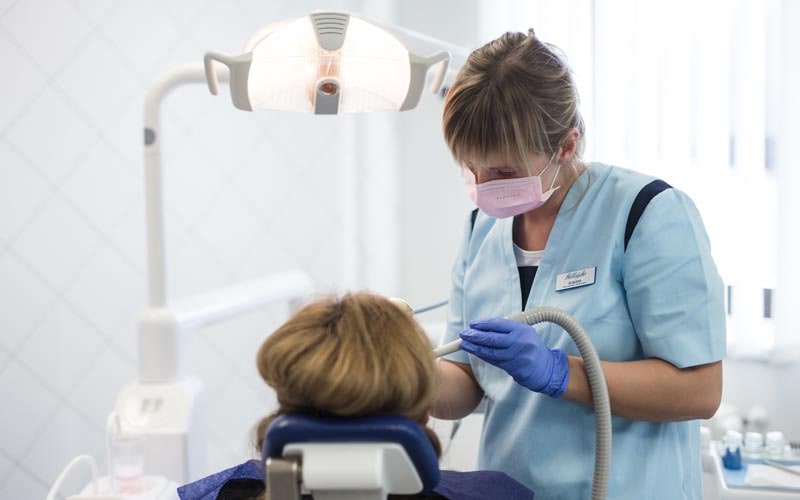 Dentalhygiene Behandlung und Zahnsteinentfernung